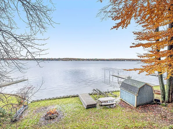 981 E Hess Lake Dr, Grant, MI 49327