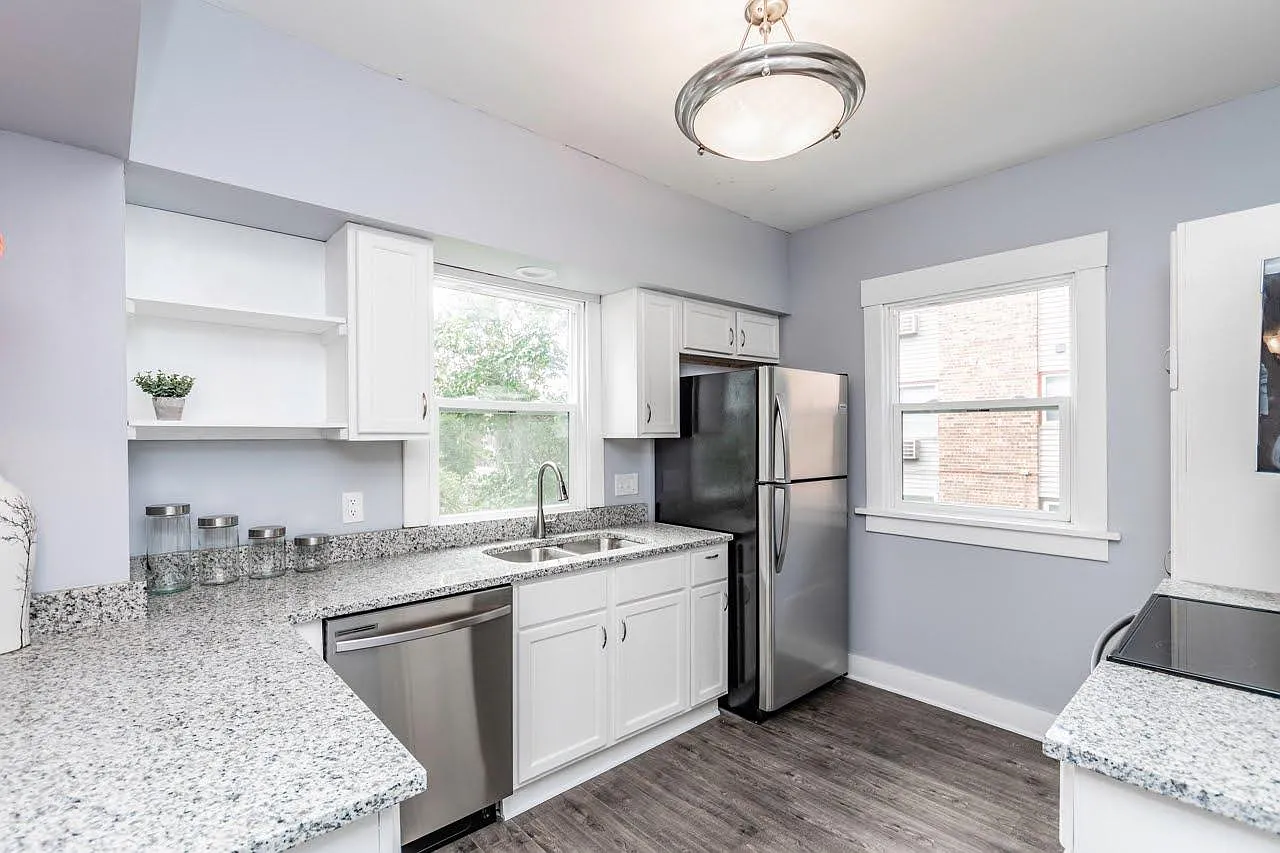 7 bed, 1944 sqft, $2,300 — Photo 1