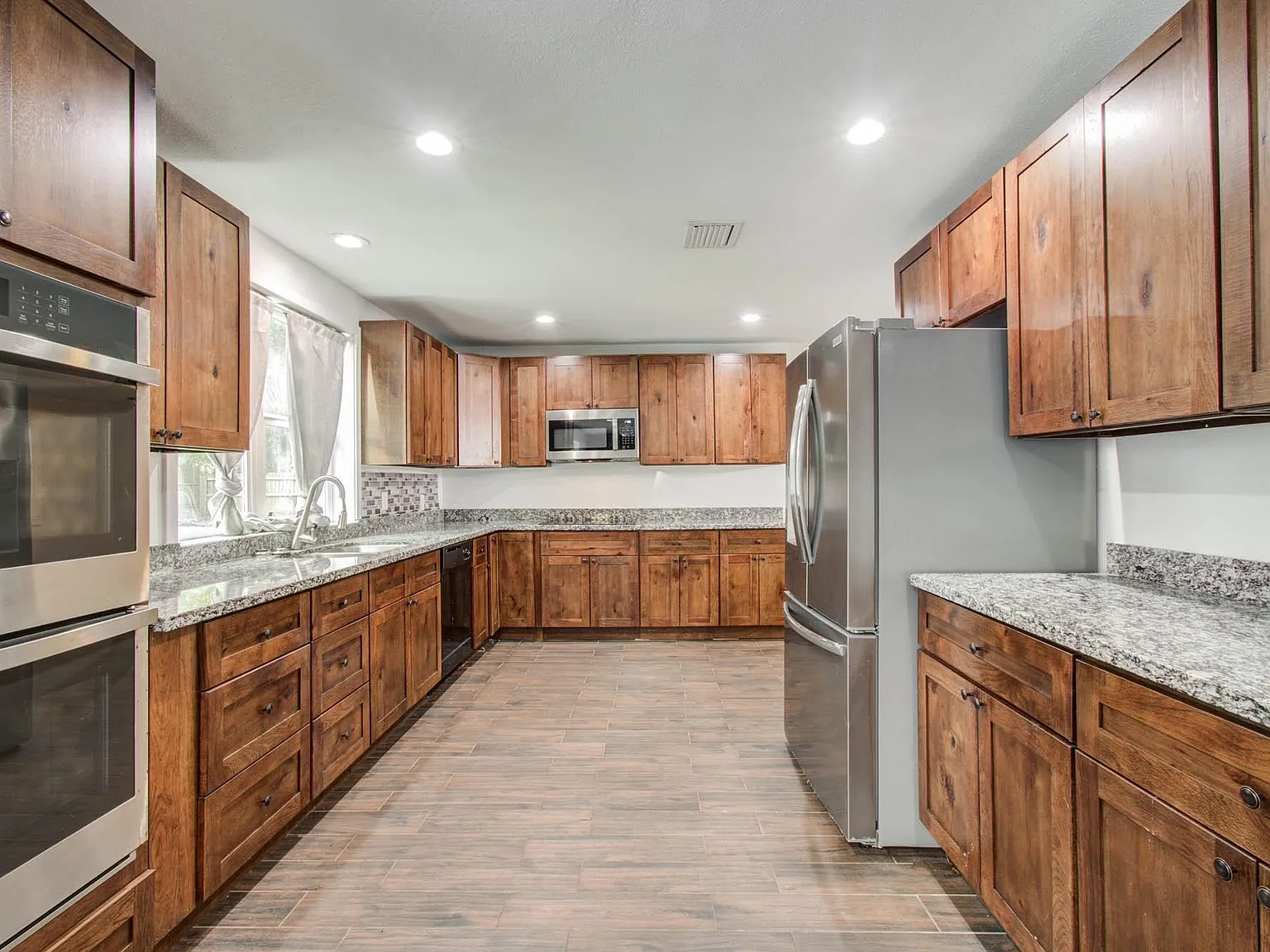 4 bed, 3.5 bath, 3008 sqft, $2,400 — Photo 4