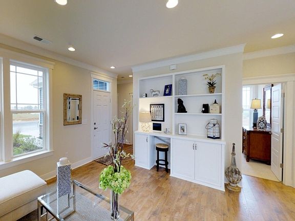 3rd image of 142 Waterside Dr