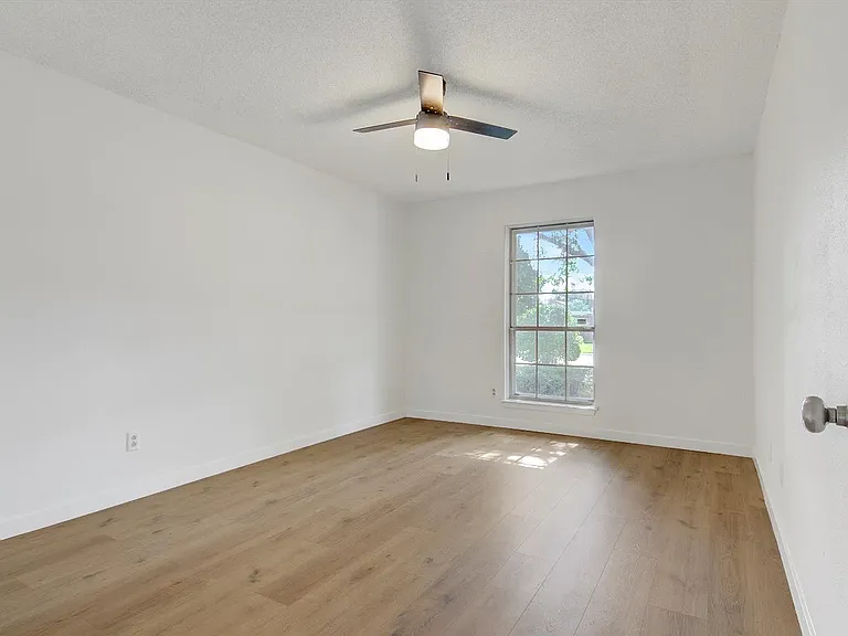 3945 Cheryl St — Photo 17
