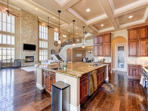 4th image of 477 Serpa Way
