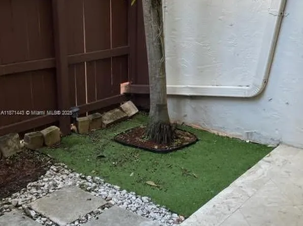 6705 N Kendall Dr APT 305, Pinecrest, FL 33156