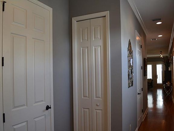 5th image of 404 S Tampania Ave Unit B
