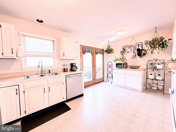3rd image of 6 Wales Ct