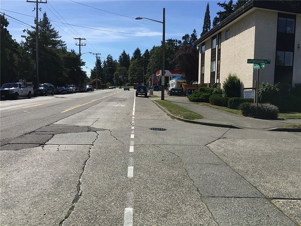 2nd image of 4604 Bainbridge Pl SW