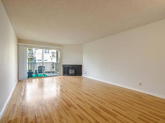 3rd image of 373 Half Moon Ln APT 209