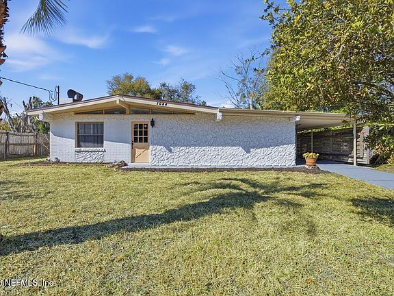 3rd image of 1044 HILLOCK Drive E