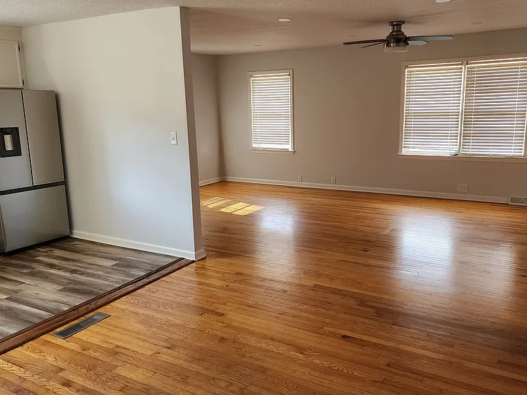 187 E Walnut St — Photo 16