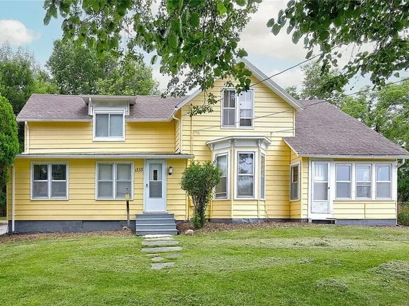 1233 72nd St, Windsor Heights, IA 50324