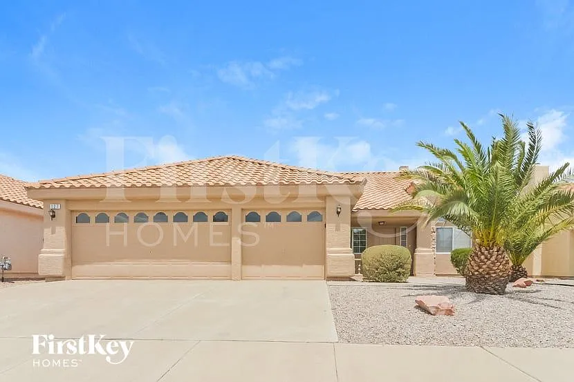 4 bed, 2.0 bath, 1656 sqft, $2,570 — Photo 2