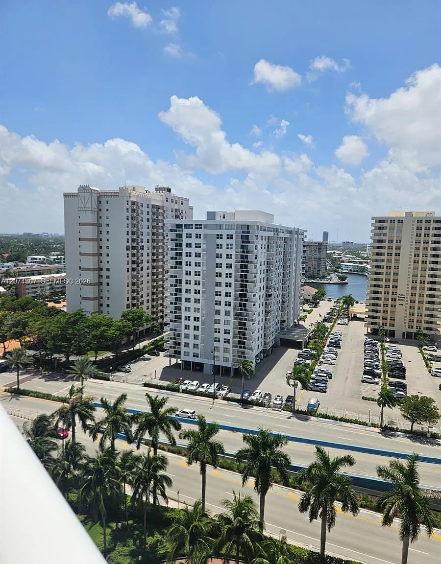 Beach Club Condo — Photo 2