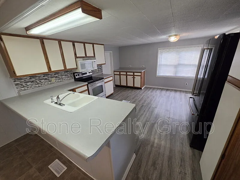 3 bed, 2.0 bath, $1,600 — Photo 3