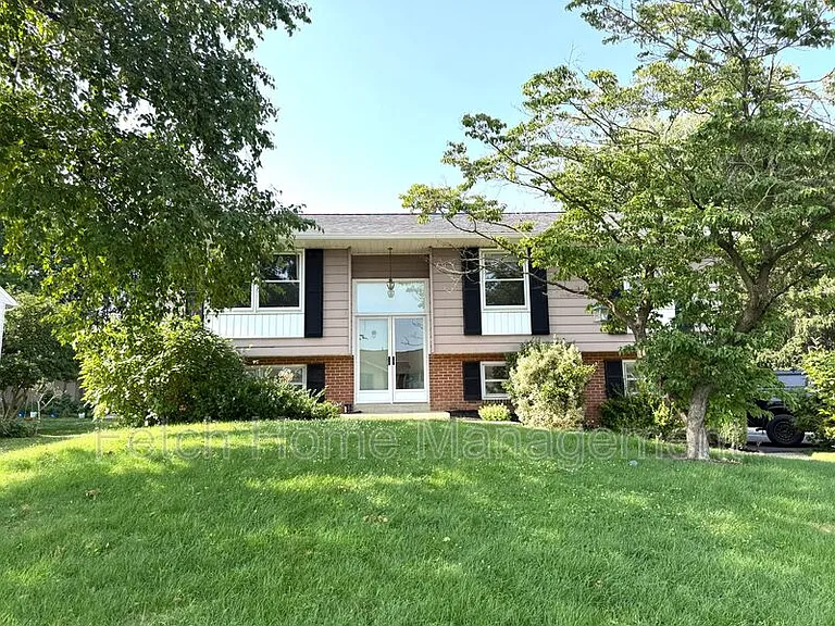 417 Surrey Dr — Photo 1