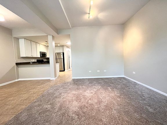 High ceilings, very bright with natural light, and large double-pane windows.