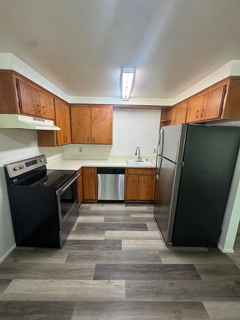 Country Squire Apartments 10833 — Photo 2