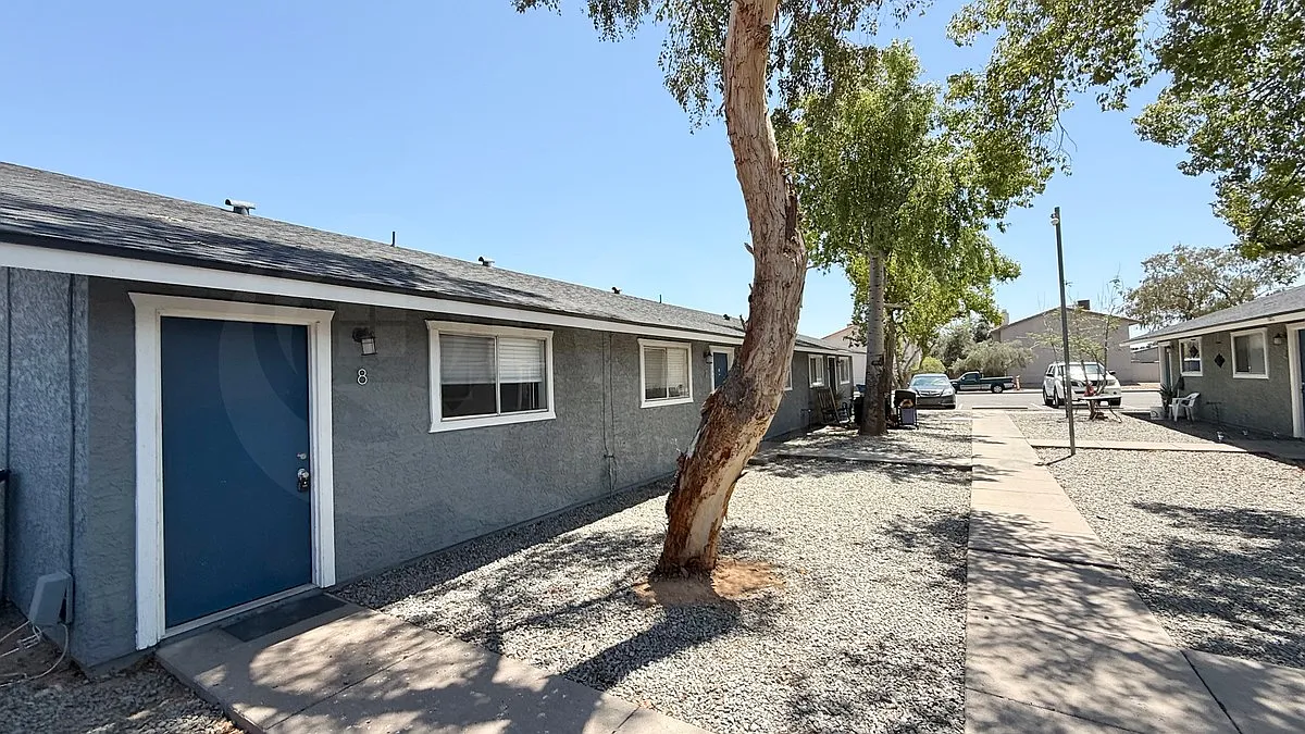 1 bed, 1.0 bath, 650 sqft, $825 — Photo 2