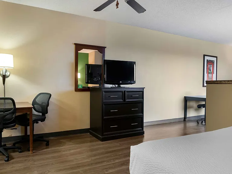 Deluxe Studio - 1 King Bed