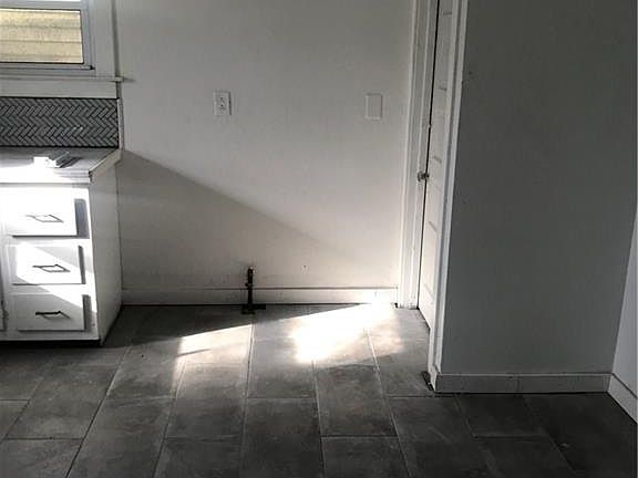 3rd image of 54 E Sylvania Ave