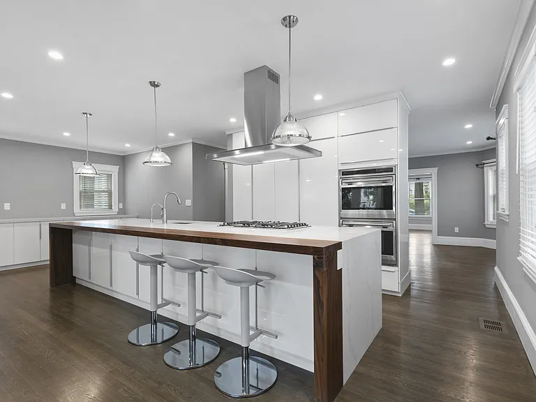 61 Huron Ave — Photo 2