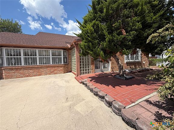3rd image of 1823 Cedarview Dr