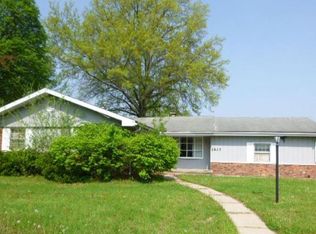 2825 N Millbrook Dr, Peoria, IL 61604