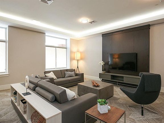 24/7 Wifi-Enabled Resident Lounge
