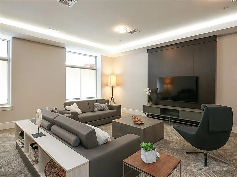 24/7 Wifi-Enabled Resident Lounge