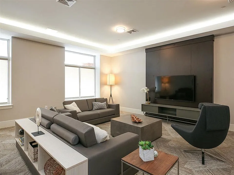24/7 Wifi-Enabled Resident Lounge