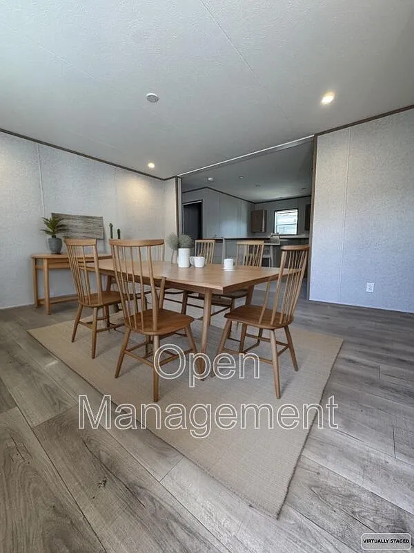Building Photo - 755 N Tratt St #27