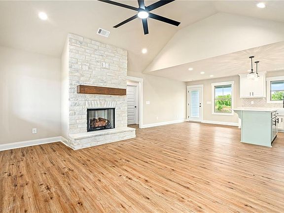 5th image of 1099 30th St
