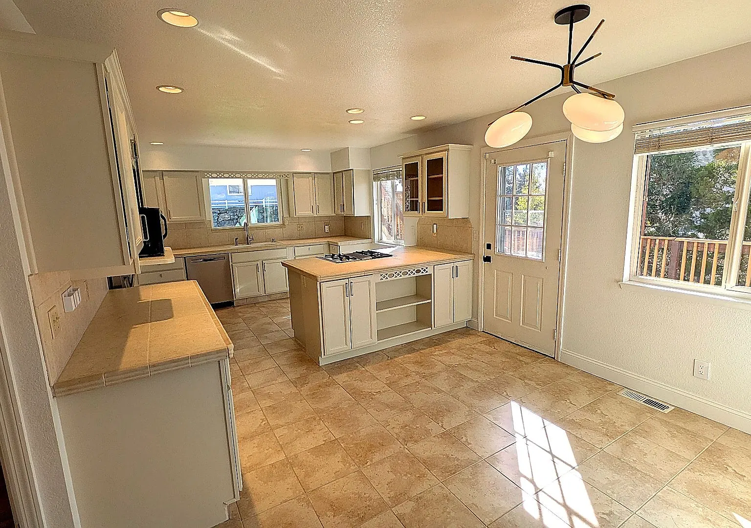 University Ridge Home with Panoramic Mountain Views, Dual Primary Suites & Flexible Living Space — Photo 4