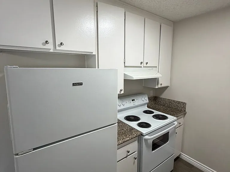 Cordova Apartments — Photo 8