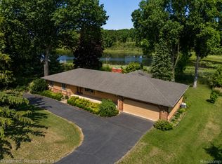 5524 Lawrence Ct, Pinckney, MI 48169