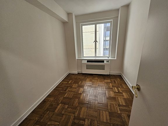 4th image of 40 Central Park S #14I