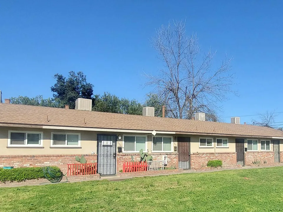 2609 E Lamona Ave