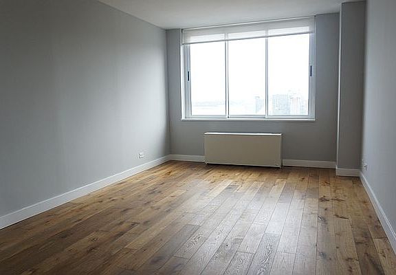 4th image of 560 W 43rd St APT 39A