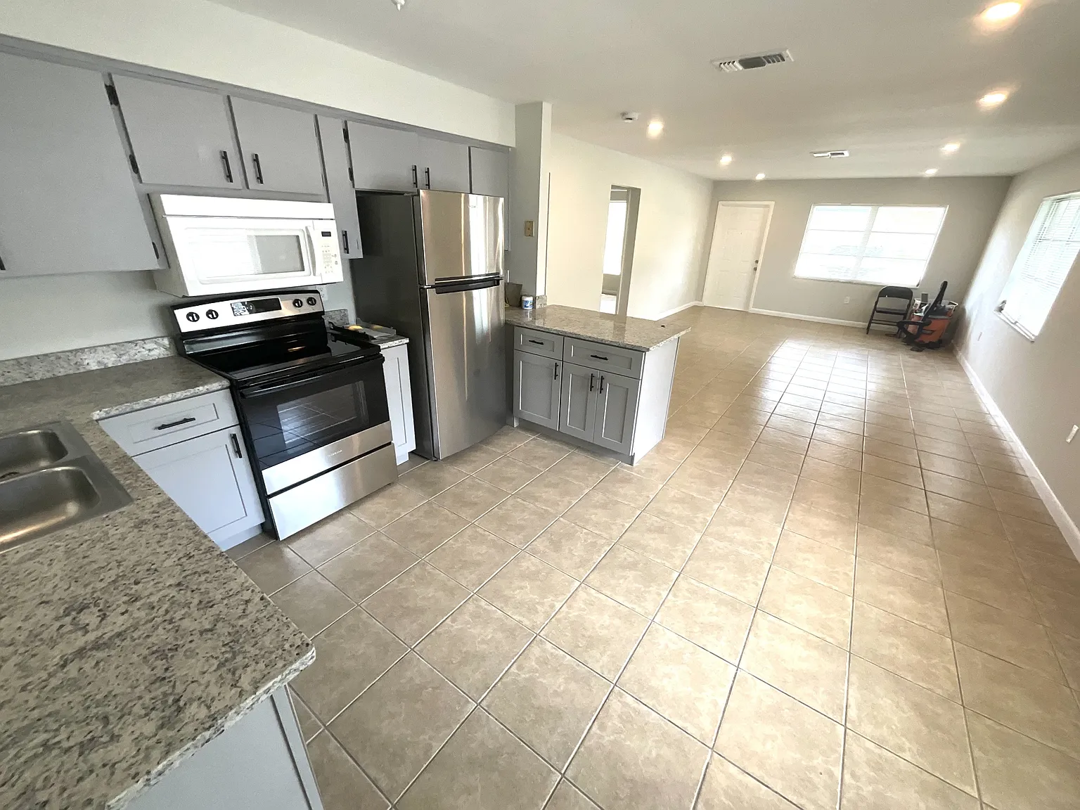 610 Southeast 13th Court A - 1 — Photo 2