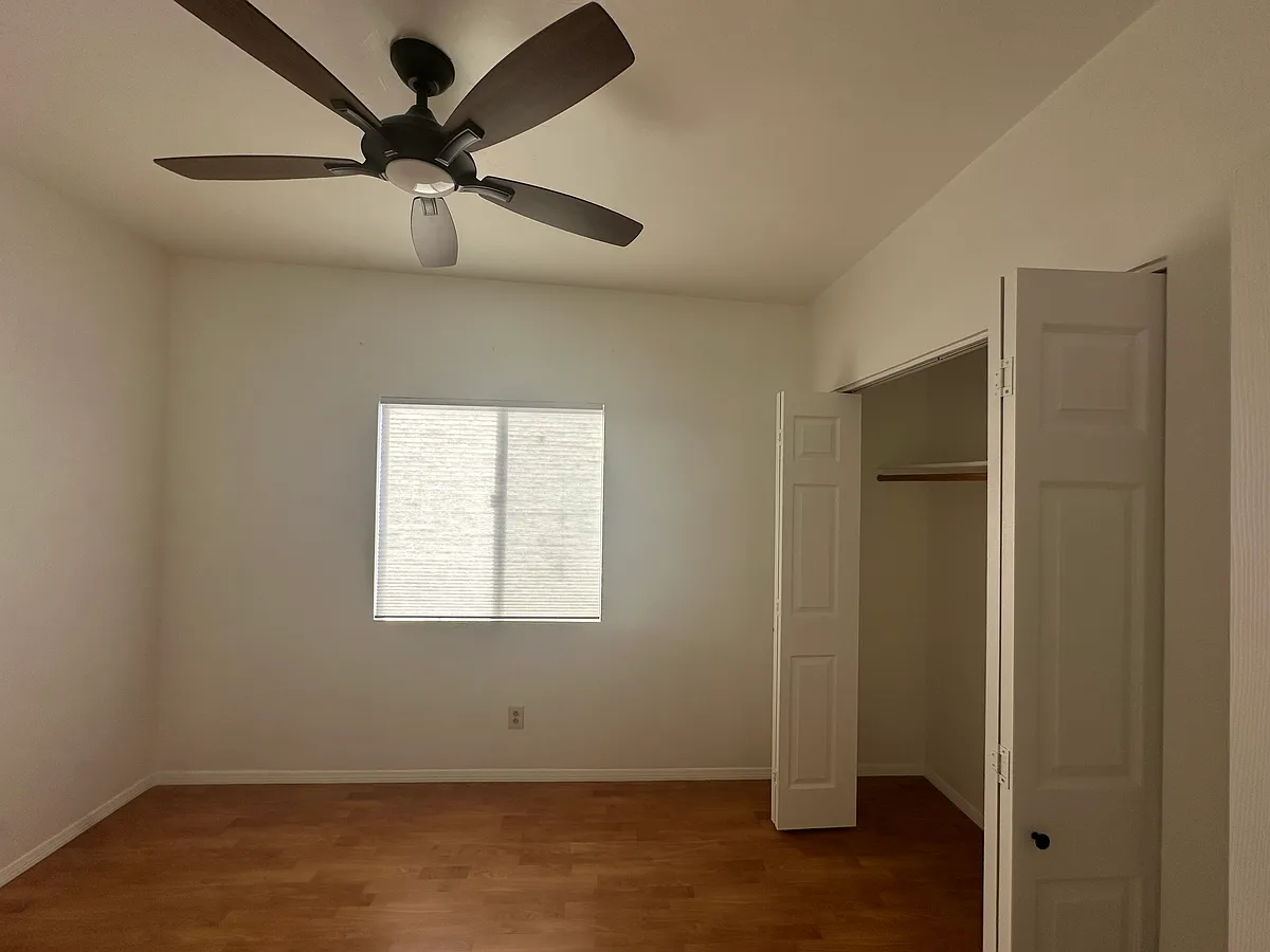 Building Photo - 1810 E Blacklidge Dr #417