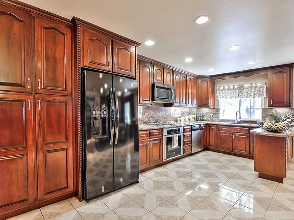 4th image of 4039 San Bernardino Way