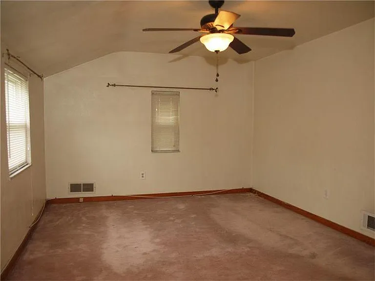 1700 Kiralfy Ave — Photo 4