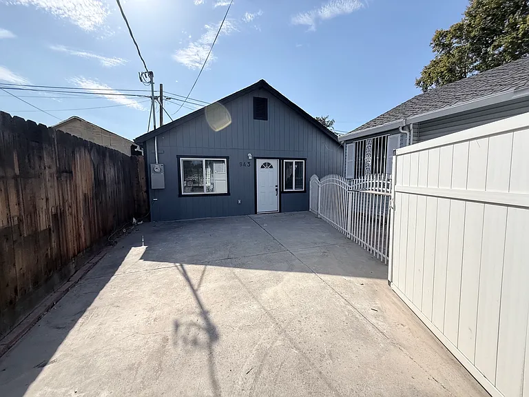 943 N Roosevelt Ave — Photo 1