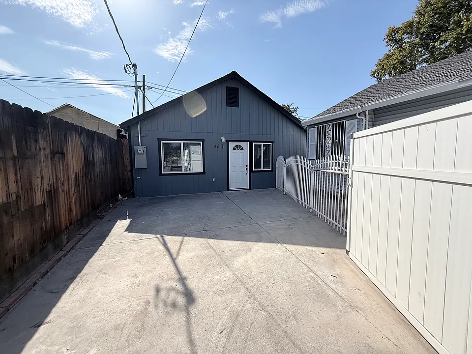 943 N Roosevelt Ave