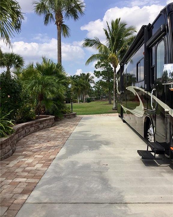 2nd image of 439 NW Sandtrap Ln