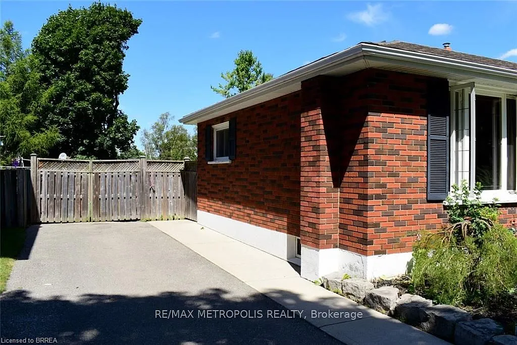 3 bed, $2,200 — Photo 2