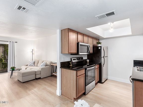 4th image of 740 W Elm St Unit 245