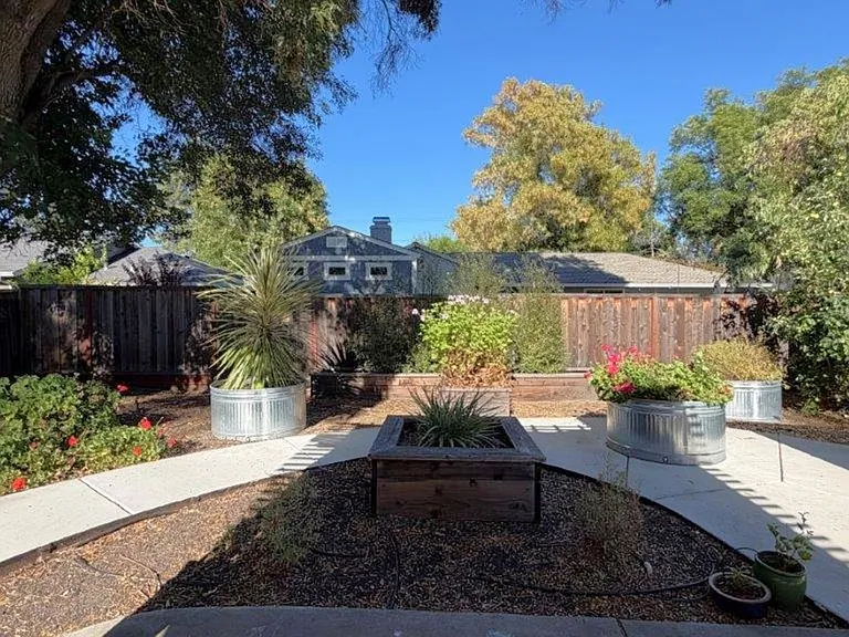 1579 Terry Way — Photo 27