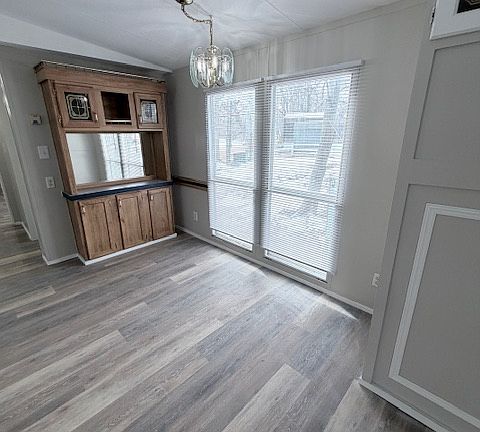 Breakfast nook & buffet
