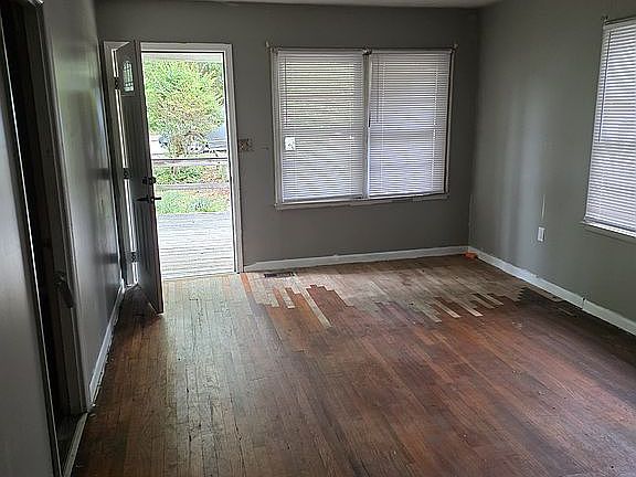 3rd image of 703 Charlotte St