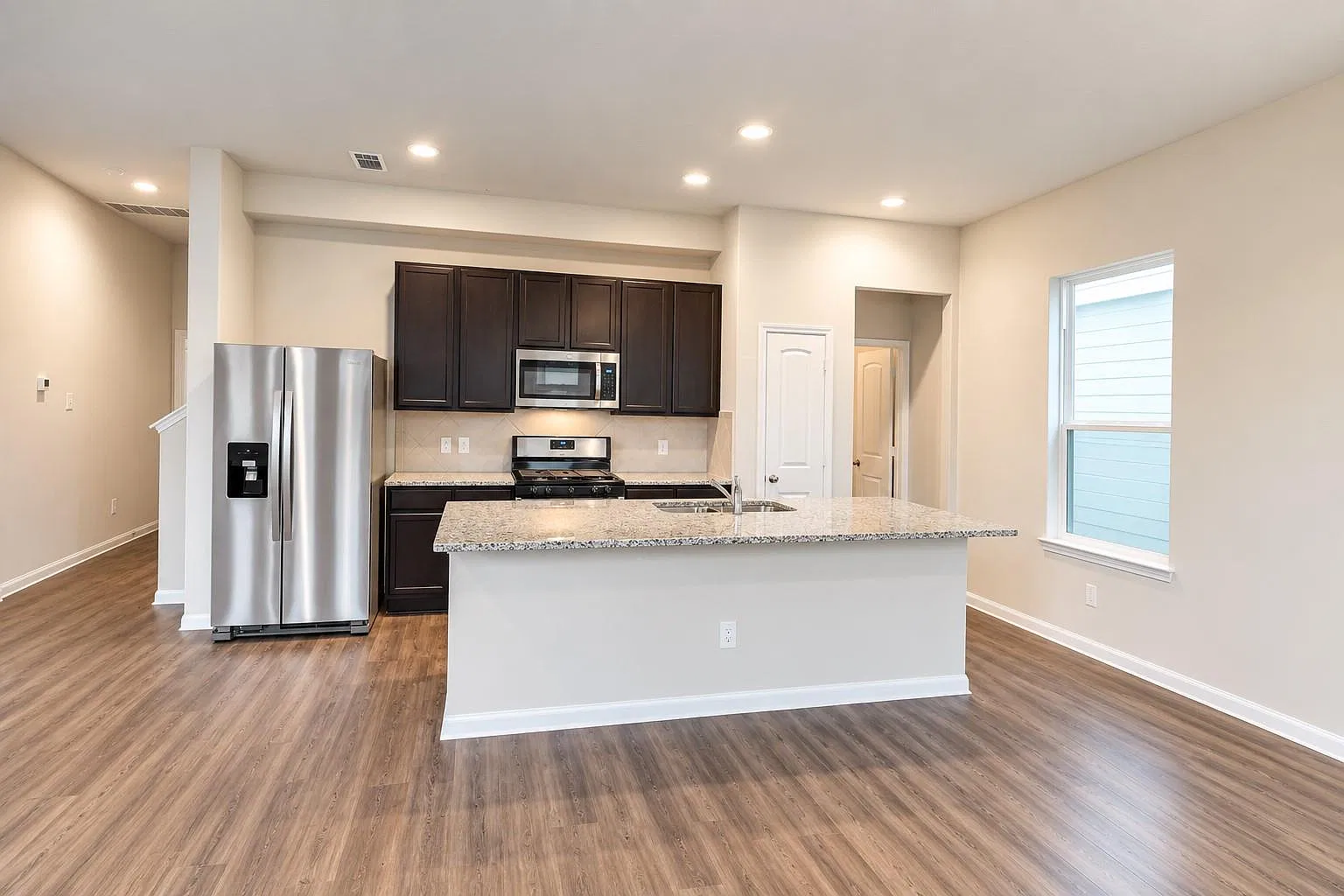 3 bed, 2.5 bath, 1643 sqft, $1,950 — Photo 4